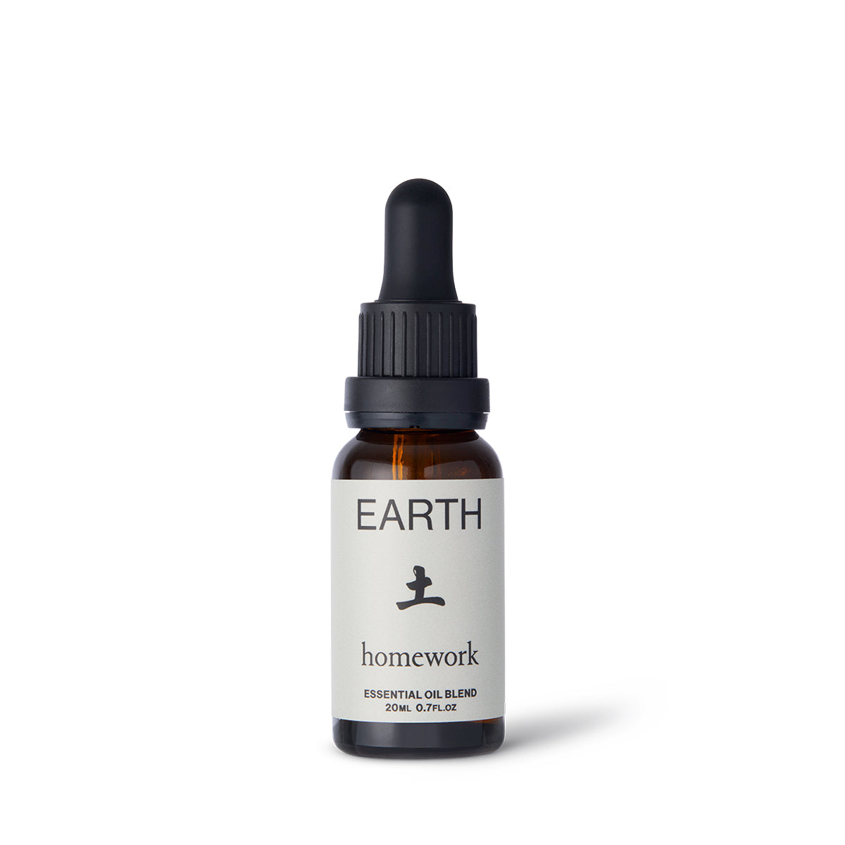 Homework Earth Etherische Olie Blend – 20ml – Een 100% natuurlijke etherische olie, verantwoord geproduceerd in Londen, geïnspireerd op de stabiliteit en aardende eigenschappen van het aarde-element. Heeft een geurprofiel van bloemige, aardse, kruidige en muskusachtige tonen, met ingrediënten zoals cederhout, geranium, kardemom, patchouli, zwarte peper, Siberische spar, lavendel en elemi olie. Ideaal voor gebruik in diffusers of oliebranders om een kalmerende en gebalanceerde sfeer te creëren