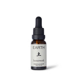 Homework Earth Etherische Olie Blend – 20ml – Een 100% natuurlijke etherische olie, verantwoord geproduceerd in Londen, geïnspireerd op de stabiliteit en aardende eigenschappen van het aarde-element. Heeft een geurprofiel van bloemige, aardse, kruidige en muskusachtige tonen, met ingrediënten zoals cederhout, geranium, kardemom, patchouli, zwarte peper, Siberische spar, lavendel en elemi olie. Ideaal voor gebruik in diffusers of oliebranders om een kalmerende en gebalanceerde sfeer te creëren