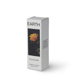 Homework Earth Etherische Olie Blend – 20ml – Een 100% natuurlijke etherische olie, verantwoord geproduceerd in Londen, geïnspireerd op de stabiliteit en aardende eigenschappen van het aarde-element. Heeft een geurprofiel van bloemige, aardse, kruidige en muskusachtige tonen, met ingrediënten zoals cederhout, geranium, kardemom, patchouli, zwarte peper, Siberische spar, lavendel en elemi olie. Ideaal voor gebruik in diffusers of oliebranders om een kalmerende en gebalanceerde sfeer te creëren