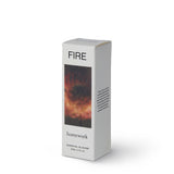 Homework Fire Etherische Olie Blend – 20ml – Een 100% natuurlijke etherische olie, verantwoord geproduceerd in Londen, geïnspireerd op de warmte en passie van het vuurelement. Heeft een geurprofiel van rook, hout, specerijen en citrus, met ingrediënten zoals cederhout, sandalhout, kamfer, patchouli, kruidnagel, koriander, sinaasappel, cade en hibawood olie. Ideaal voor gebruik in diffusers of oliebranders om een gezellige en energieke sfeer te creëren.