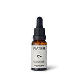 Homework Water Etherische Olie Blend – 20ml – Een 100% natuurlijke etherische olie, vervaardigd in Londen, geïnspireerd op de kalmerende aard van het waterelement. Heeft een geurprofiel van citrus, water, hout en specerijen, met ingrediënten zoals cederhout, bergamot, neroli, karwij, petitgrain, basilicum, limoen en peterseliezaadolie. Ideaal voor gebruik in diffusers of oliebranders om een serene sfeer te creëren.