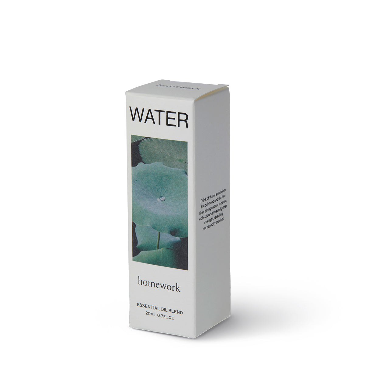 Homework Water Etherische Olie Blend – 20ml – Een 100% natuurlijke etherische olie, vervaardigd in Londen, geïnspireerd op de kalmerende aard van het waterelement. Heeft een geurprofiel van citrus, water, hout en specerijen, met ingrediënten zoals cederhout, bergamot, neroli, karwij, petitgrain, basilicum, limoen en peterseliezaadolie. Ideaal voor gebruik in diffusers of oliebranders om een serene sfeer te creëren.