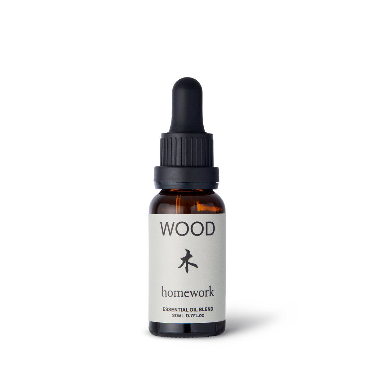 Homework Wood Etherische Olie Blend – 20ml – Een 100% natuurlijke etherische olie, met de hand vervaardigd in Londen, geïnspireerd op het Hout-element. Heeft een geurprofiel van hout, aarde, mos en groen, samengesteld met ingrediënten zoals dennen-, cederhout-, kamfer-, patchouli-, vetiver-, scharlei-, cipres- en hinoki-olie. Ideaal voor gebruik in diffusers of oliebranders om een kalmerende en aardende sfeer te creëren.