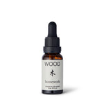 Homework Wood Etherische Olie Blend – 20ml – Een 100% natuurlijke etherische olie, met de hand vervaardigd in Londen, geïnspireerd op het Hout-element. Heeft een geurprofiel van hout, aarde, mos en groen, samengesteld met ingrediënten zoals dennen-, cederhout-, kamfer-, patchouli-, vetiver-, scharlei-, cipres- en hinoki-olie. Ideaal voor gebruik in diffusers of oliebranders om een kalmerende en aardende sfeer te creëren.