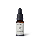 Homework Wood Etherische Olie Blend – 20ml – Een 100% natuurlijke etherische olie, met de hand vervaardigd in Londen, geïnspireerd op het Hout-element. Heeft een geurprofiel van hout, aarde, mos en groen, samengesteld met ingrediënten zoals dennen-, cederhout-, kamfer-, patchouli-, vetiver-, scharlei-, cipres- en hinoki-olie. Ideaal voor gebruik in diffusers of oliebranders om een kalmerende en aardende sfeer te creëren.