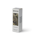 Homework Wood Etherische Olie Blend – 20ml – Een 100% natuurlijke etherische olie, met de hand vervaardigd in Londen, geïnspireerd op het Hout-element. Heeft een geurprofiel van hout, aarde, mos en groen, samengesteld met ingrediënten zoals dennen-, cederhout-, kamfer-, patchouli-, vetiver-, scharlei-, cipres- en hinoki-olie. Ideaal voor gebruik in diffusers of oliebranders om een kalmerende en aardende sfeer te creëren.