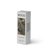 Homework Wood Etherische Olie Blend – 20ml – Een 100% natuurlijke etherische olie, met de hand vervaardigd in Londen, geïnspireerd op het Hout-element. Heeft een geurprofiel van hout, aarde, mos en groen, samengesteld met ingrediënten zoals dennen-, cederhout-, kamfer-, patchouli-, vetiver-, scharlei-, cipres- en hinoki-olie. Ideaal voor gebruik in diffusers of oliebranders om een kalmerende en aardende sfeer te creëren.