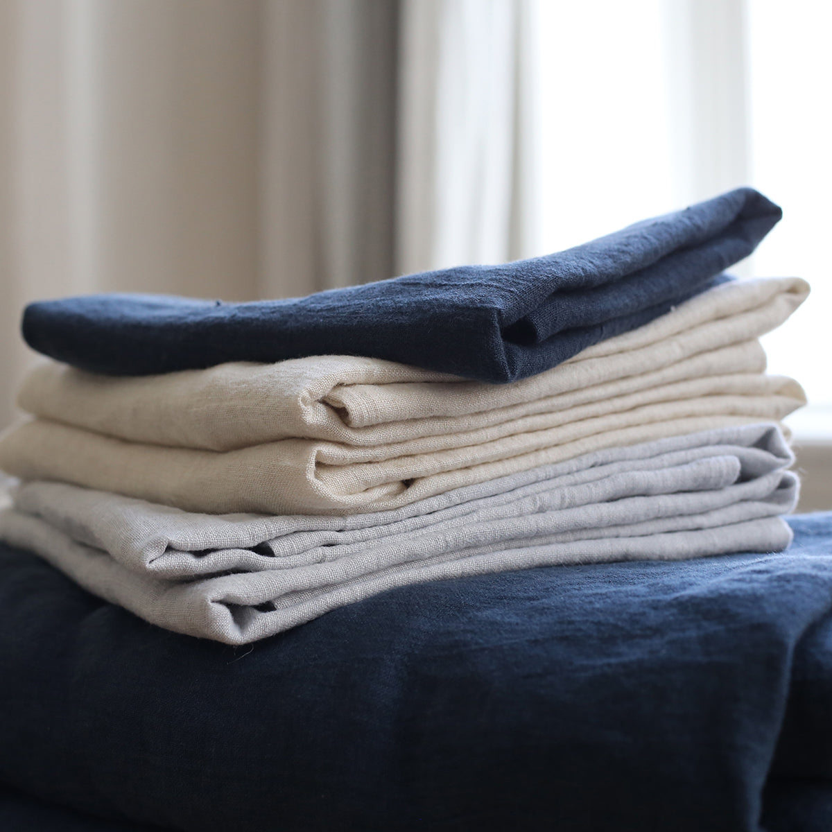 By Mölle indigo kussensloopBy Mölle linnen beddengoed in indigo, sea shell en misty grey