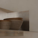 Handgedraaide grijze keramieken kop met matte binnenzijde, eenvoudig silhouet en subtiele natuurlijke glazuurvariaties