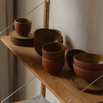 Handgedraaide keramische kop van Carien Kuypers van Dongen, vervaardigd uit steengoed met een matte glazuur op basis van pigmenten uit IJssel-klei, verkrijgbaar in espresso- en cappuccinoformaat, elk stuk is uniek handgemaakt.