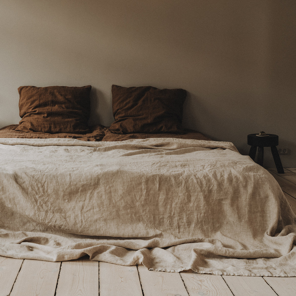 By Mölle linnen beddengoed cocoaLinnen dekbedovertrek in de kleur Cocoa van By Mölle, vervaardigd uit 100% voorgewassen Europees vlaslinnen. Deze warme, diepe bruintint geeft een natuurlijke uitstraling aan je slaapkamer. Het ademende en hypoallergene linnen biedt comfort in elk seizoen en is verkrijgbaar met houten knopen of een instopstrook.