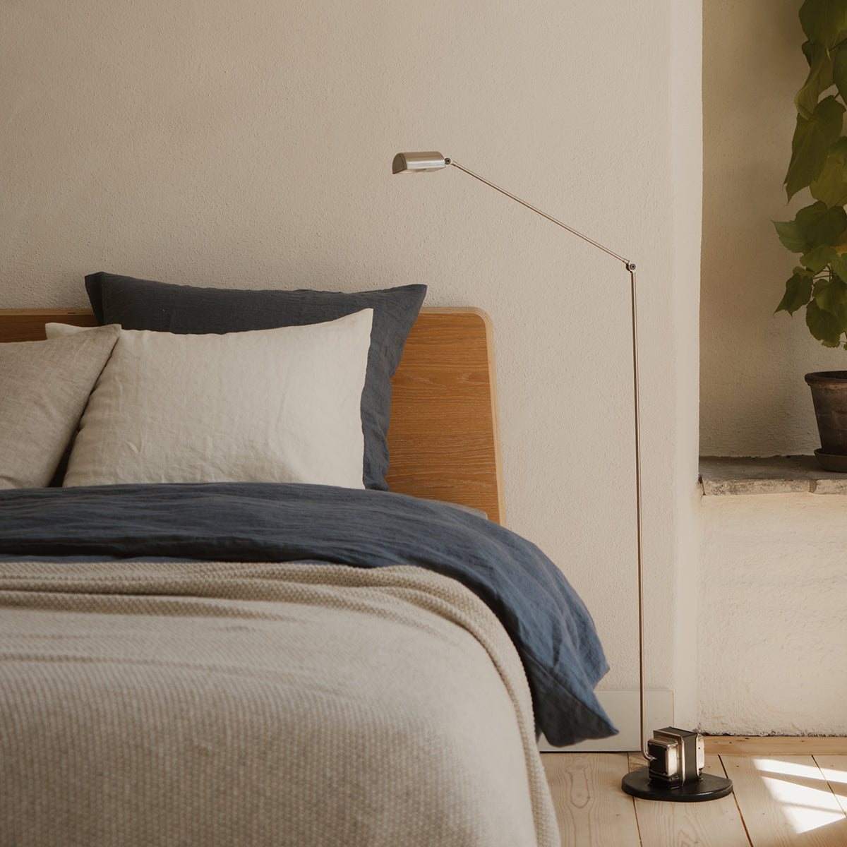 Linnen dekbedovertrek in de kleur Faded Blue van By Mölle, vervaardigd uit 100% voorgewassen Europees vlaslinnen. Deze zachte blauwtint past bij diverse interieurstijlen en creëert een serene en natuurlijke sfeer. Het dekbedovertrek is voorzien van een keuze uit houten knopen of een instopstrook over de gehele breedte, wat functionaliteit combineert met tijdloos design.