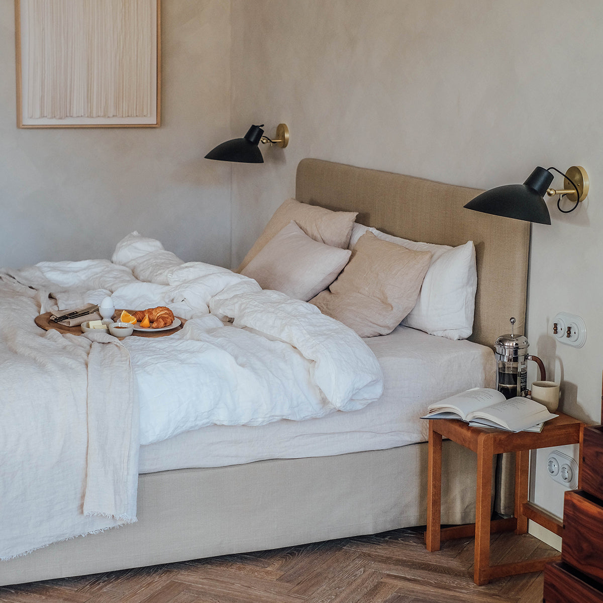 Linnen dekbedovertrek in de kleur Warm White van By Mölle, vervaardigd uit 100% voorgewassen Europees vlaslinnen. De pure tint met een vleugje crème krijgt extra diepte door de hoogwaardige chambray-weving. Verkrijgbaar met houten knopen of een instopstrook over de gehele breedte. Het ademende en hypoallergene linnen biedt comfort in elk seizoen.