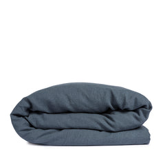 By Mölle's Faded Blue linen duvet cover, crafted from 100% pre-washed European flax linen. This soft blue shade complements various interior styles, offering a serene and natural ambiance. The duvet cover features a choice of wooden buttons or a full-width tuck-in flap closure, combining functionality with timeless design.