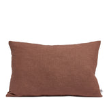 Langwerpig kussen van linnen in de kleur terra, diep rood bordeaux.
