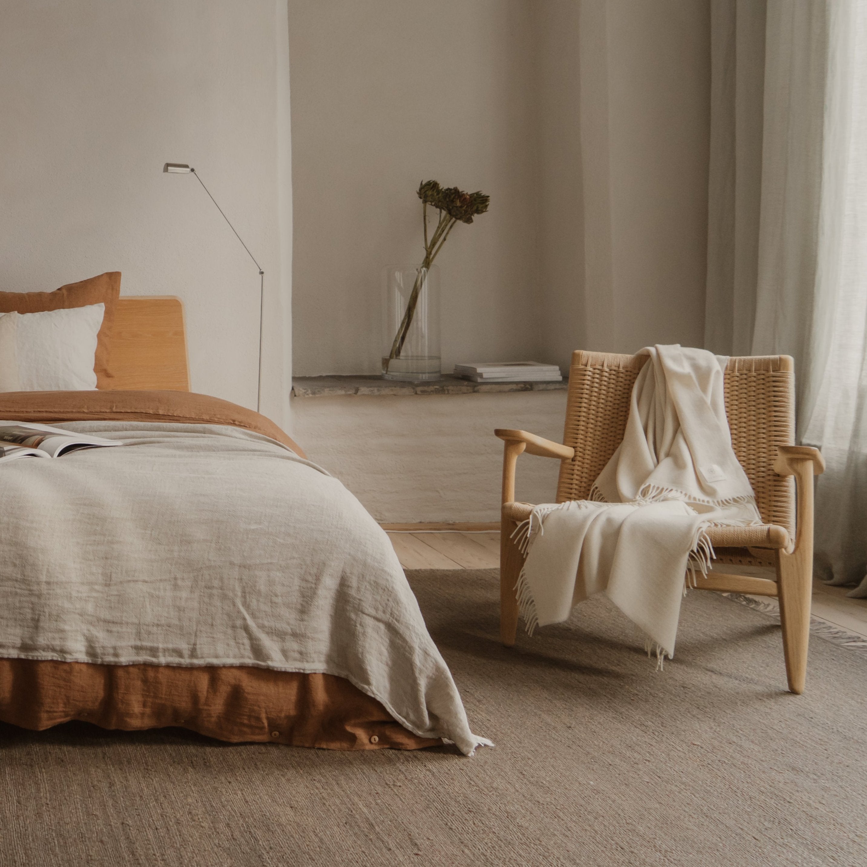 Lambswool Plaid in Crème van By Mölle – 100% Merino lamswol geweven in een klassiek visgraatpatroon, met de natuurlijke crèmekleurige tint van de wol. Met een afmeting van 140 x 200 cm is dit lichte maar warme plaid vervaardigd in Europa en machinewasbaar op een wolprogramma. Perfect om een gezellige sfeer aan je woonkamer toe te voegen.