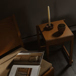 Handgegoten keramische kaarsenhouder van By Mölle, met een rustiek ontwerp, voorzien van een handvat en een kleine basis, ideaal om een gezellige sfeer aan elke kamer toe te voegen.