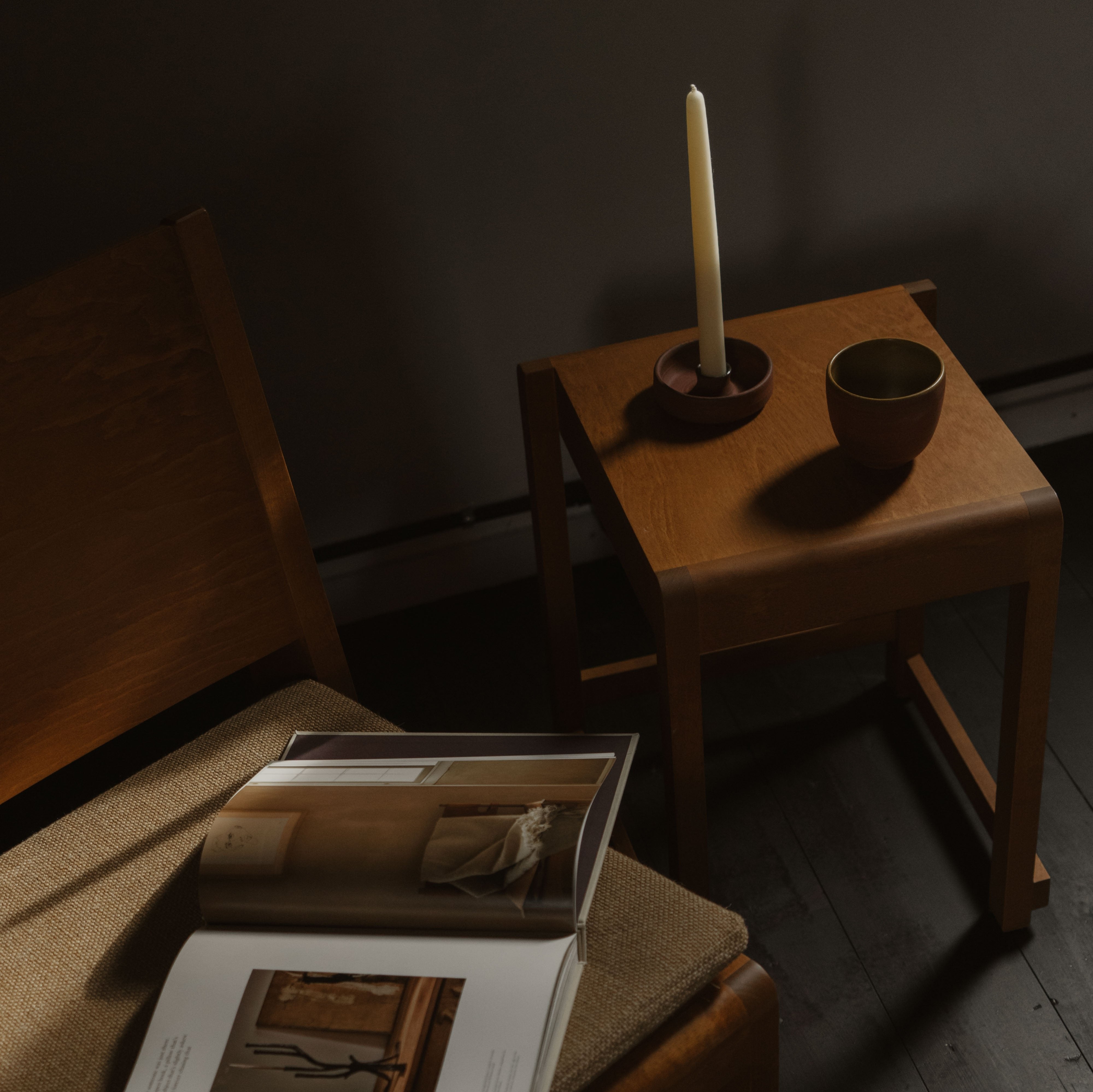 Handgegoten keramische kaarsenhouder van By Mölle, met een rustiek ontwerp, voorzien van een handvat en een kleine basis, ideaal om een gezellige sfeer aan elke kamer toe te voegen.