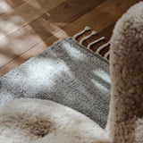 Petra vloerkleed van Armadillo, met de hand geknoopt van pure wol, verkrijgbaar in diverse neutrale tinten, met een subtiele textuur en minimalistisch ontwerp dat warmte en elegantie toevoegt aan elk interieur.