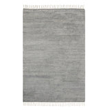 Petra vloerkleed van Armadillo, met de hand geknoopt van pure wol, verkrijgbaar in diverse neutrale tinten, met een subtiele textuur en minimalistisch ontwerp dat warmte en elegantie toevoegt aan elk interieur.
