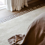 Petra vloerkleed van Armadillo, met de hand geknoopt van pure wol, verkrijgbaar in diverse neutrale tinten, met een subtiele textuur en minimalistisch ontwerp dat warmte en elegantie toevoegt aan elk interieur.