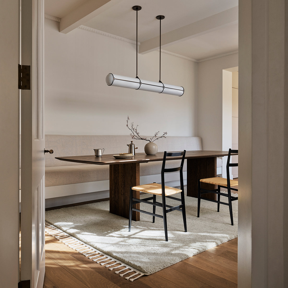 Petra vloerkleed van Armadillo, met de hand geknoopt van pure wol, verkrijgbaar in diverse neutrale tinten, met een subtiele textuur en minimalistisch ontwerp dat warmte en elegantie toevoegt aan elk interieur.
