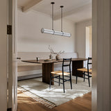Petra vloerkleed van Armadillo, met de hand geknoopt van pure wol, verkrijgbaar in diverse neutrale tinten, met een subtiele textuur en minimalistisch ontwerp dat warmte en elegantie toevoegt aan elk interieur.