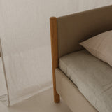 Minimalistisch houten bedframe, ontworpen door Rye Sleep en verkrijgbaar bij By Mölle. Met strakke Scandinavische lijnen, een laag silhouet en een zacht gestoffeerd hoofdbord combineert dit bed tijdloos design met natuurlijke materialen voor een rustige, moderne slaapkamer.
