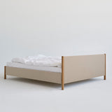 Veng Bed Frame van RYE met een minimalistisch ontwerp, voorzien van een met linnen beklede frame en massief eikenhouten poten, die Scandinavisch vakmanschap en tijdloze elegantie belichamen.