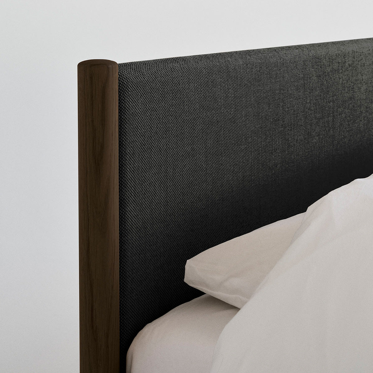 Minimalistisch houten bedframe, ontworpen door Rye Sleep en verkrijgbaar bij By Mölle. Met strakke Scandinavische lijnen, een laag silhouet en een zacht gestoffeerd hoofdbord combineert dit bed tijdloos design met natuurlijke materialen voor een rustige, moderne slaapkamer.