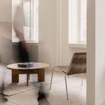 Mio Salontafel van Thorup Copenhagen met een minimalistisch ontwerp, een massief eikenhouten frame en een rond travertin tafelblad, een toonbeeld van Scandinavisch vakmanschap en natuurlijke materialen