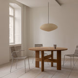 Mio Eettafel van Thorup Copenhagen met een minimalistisch rond ontwerp, vervaardigd uit FSC-gecertificeerd massief eikenhout, verkrijgbaar in geoliede of gebeitste afwerking, met kenmerkende stalen bevestigingen en een organisch silhouet.