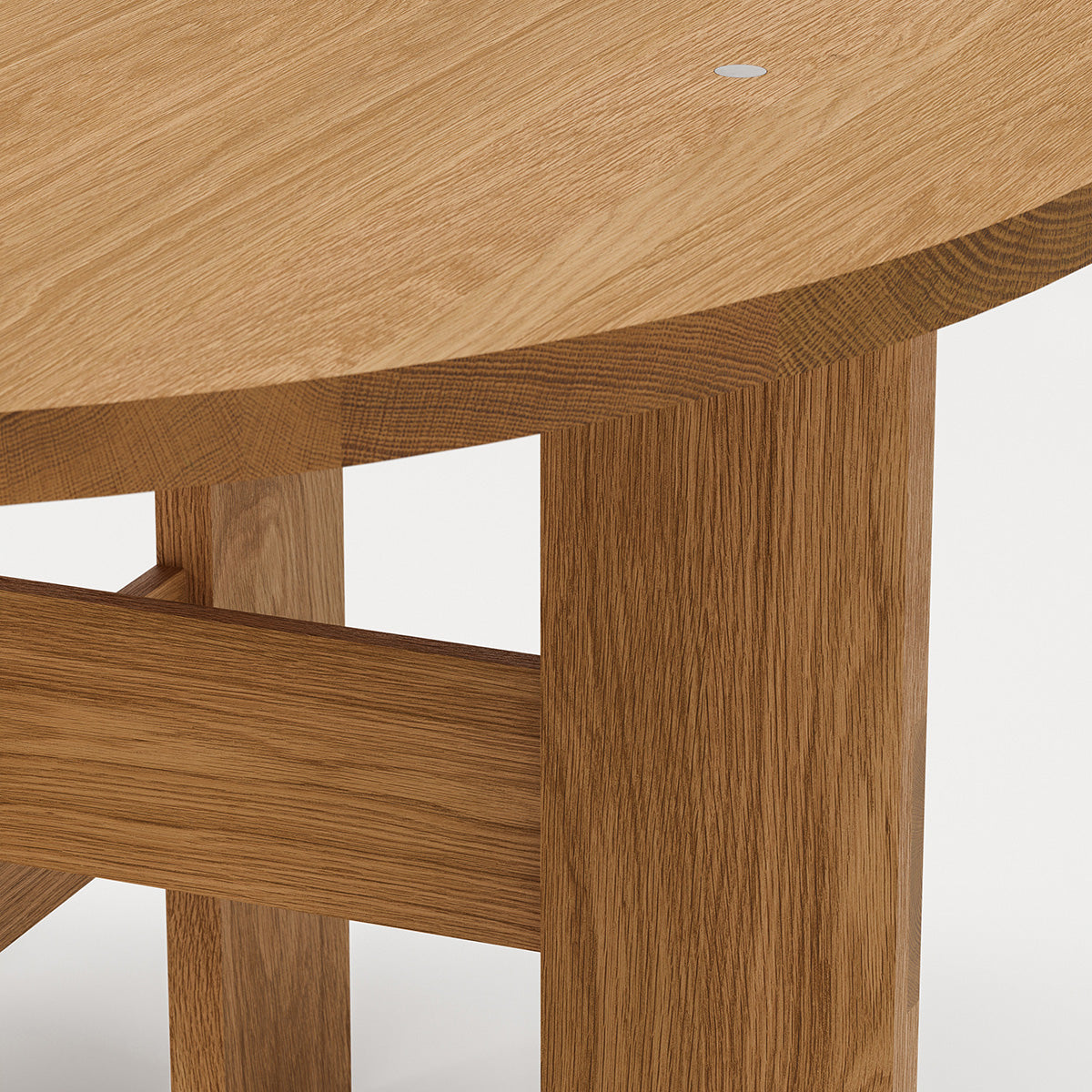 Mio Eettafel van Thorup Copenhagen met een minimalistisch rond ontwerp, vervaardigd uit FSC-gecertificeerd massief eikenhout, verkrijgbaar in geoliede of gebeitste afwerking, met kenmerkende stalen bevestigingen en een organisch silhouet.