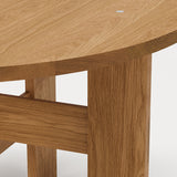 Mio Eettafel van Thorup Copenhagen met een minimalistisch rond ontwerp, vervaardigd uit FSC-gecertificeerd massief eikenhout, verkrijgbaar in geoliede of gebeitste afwerking, met kenmerkende stalen bevestigingen en een organisch silhouet.