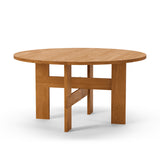 Mio Eettafel van Thorup Copenhagen met een minimalistisch rond ontwerp, vervaardigd uit FSC-gecertificeerd massief eikenhout, verkrijgbaar in geoliede of gebeitste afwerking, met kenmerkende stalen bevestigingen en een organisch silhouet.