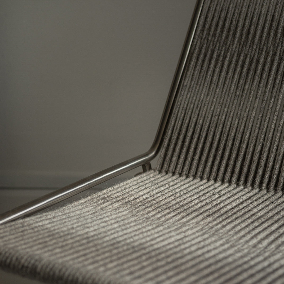 Noel Lounge Chair van Thorup Copenhagen met een stalen frame en zachte wollen bekleding, een minimalistisch ontwerp met natuurlijke en tactiele materialen