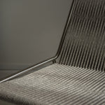 Noel Lounge Chair van Thorup Copenhagen met een stalen frame en zachte wollen bekleding, een minimalistisch ontwerp met natuurlijke en tactiele materialen