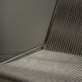 Noel Lounge Chair van Thorup Copenhagen met een stalen frame en zachte wollen bekleding, een minimalistisch ontwerp met natuurlijke en tactiele materialen