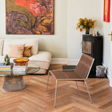 Noel Lounge Chair van Thorup Copenhagen met een stalen frame en zachte wollen bekleding, een minimalistisch ontwerp met natuurlijke en tactiele materialen