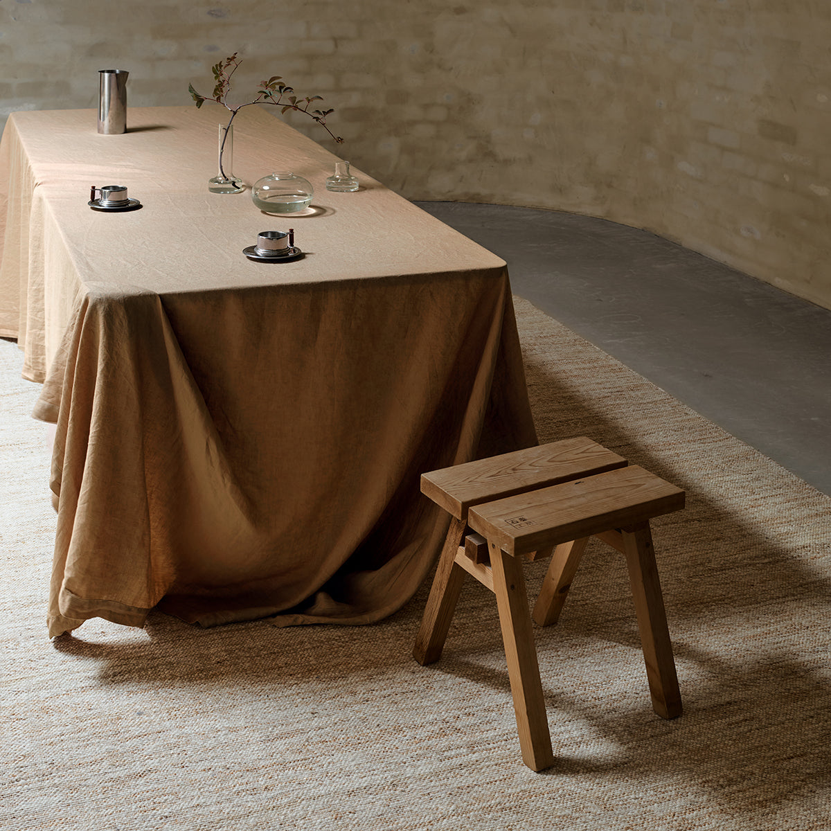 Willow vloerkleed van Armadillo, handgeweven met een linnen ketting en een inslag van wol en jute, verkrijgbaar in aardse tinten zoals mustard, cumin, cypress en eggshell, met een licht en laag profiel dat comfort en stijl combineert.