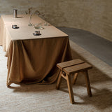 Willow vloerkleed van Armadillo, handgeweven met een linnen ketting en een inslag van wol en jute, verkrijgbaar in aardse tinten zoals mustard, cumin, cypress en eggshell, met een licht en laag profiel dat comfort en stijl combineert.