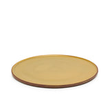 Handgedraaid keramieken bord L van By Mölle – 29 cm diameter, vervaardigd uit steengoed met een matte glazuur gemaakt van pigmenten afkomstig uit IJssel-klei, met unieke texturen en kleuren gevormd door de rivier en het omliggende landschap.