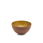 Handgedraaide keramieken kom van By Mölle – vervaardigd uit steengoed met een matte glazuur gemaakt van pigmenten afkomstig uit IJssel-klei, met unieke texturen en kleuren gevormd door de rivier en het omliggende landschap.