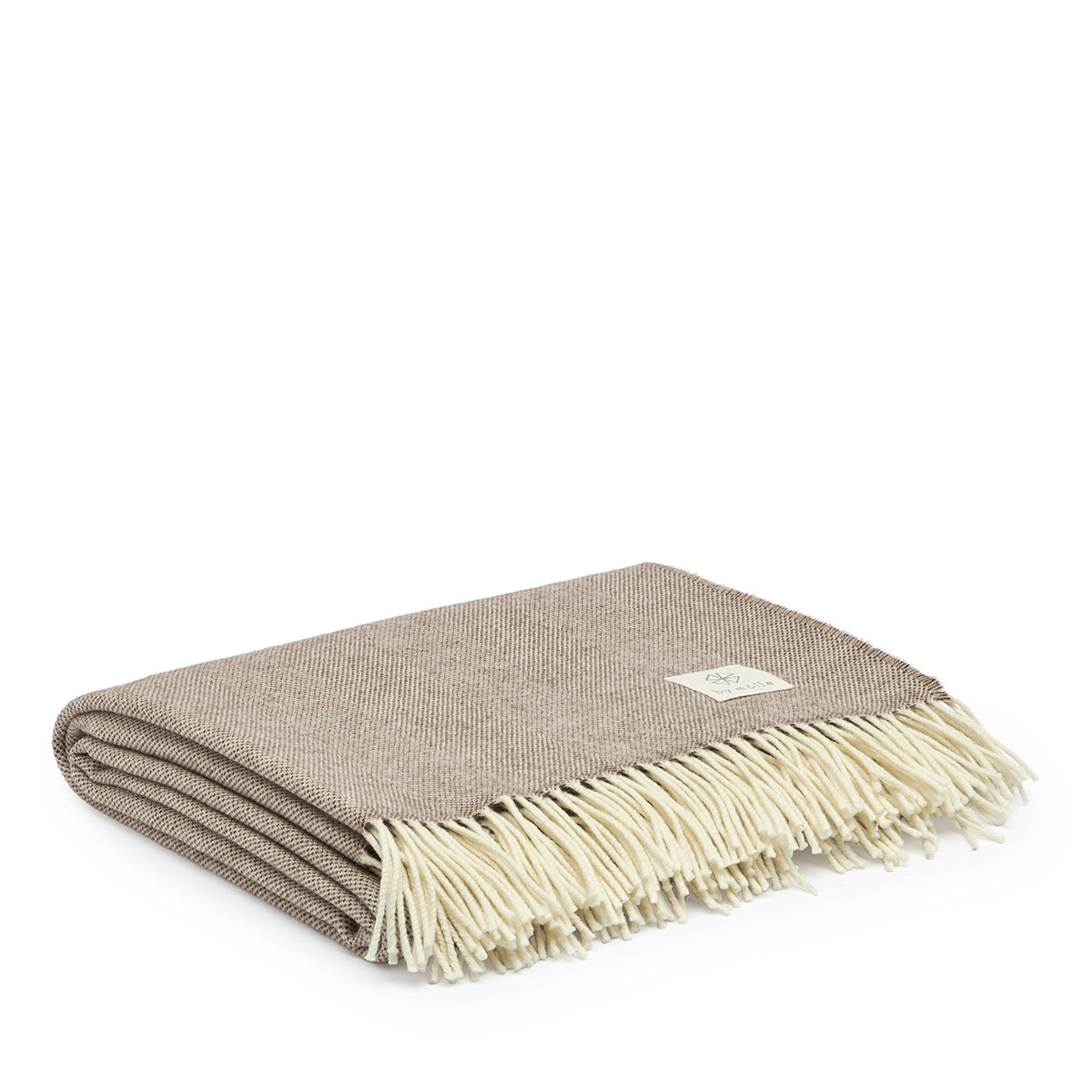 Lambswool Throw in Cocoa by By Mölle – 100% Merino lambswool woven in a classic herringbone pattern, combining natural cream and warm brown shades. Measuring 140 x 200 cm, this lightweight yet warm throw is crafted in Europe and machine washable on a wool program. Ideal for adding a cozy touch to your living space.