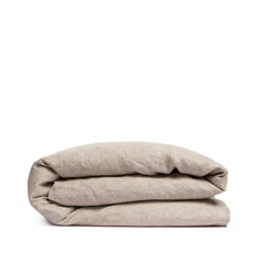 By Mölle's Clay linen duvet cover, crafted from 100% pre-washed European flax linen, features a light earthy shade achieved through chambray weaving. This breathable and hypoallergenic fabric offers comfort year-round and is available with either wooden buttons or a tuck-in flap closure.