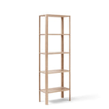 Minimalistische hoge plankkast van massief Europees eikenhout, met sculpturale bladvormige poten en een clean design zonder zichtbare bevestigingen. Ideaal als room divider, sideboard of vrijstaande kast.