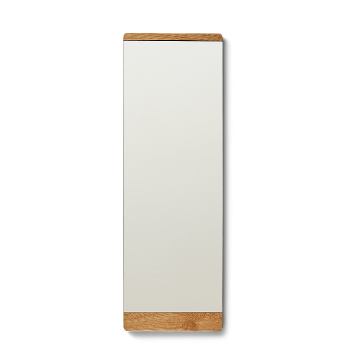 Minimalistische wandspiegel met een fijne rand van massief eikenhout en een elegante infinity glasafwerking. Tijdloos design, ideaal voor hal, slaapkamer of badkamer.