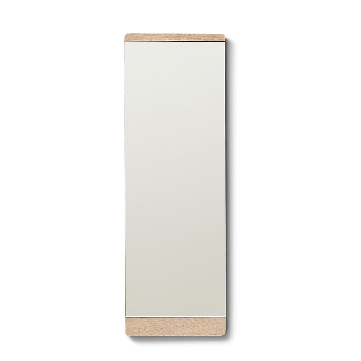 Minimalistische wandspiegel met een fijne rand van massief eikenhout en een elegante infinity glasafwerking. Tijdloos design, ideaal voor hal, slaapkamer of badkamer.