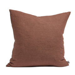 Vierkant kussen van linnen in de kleur terra, diep rood bordeaux.