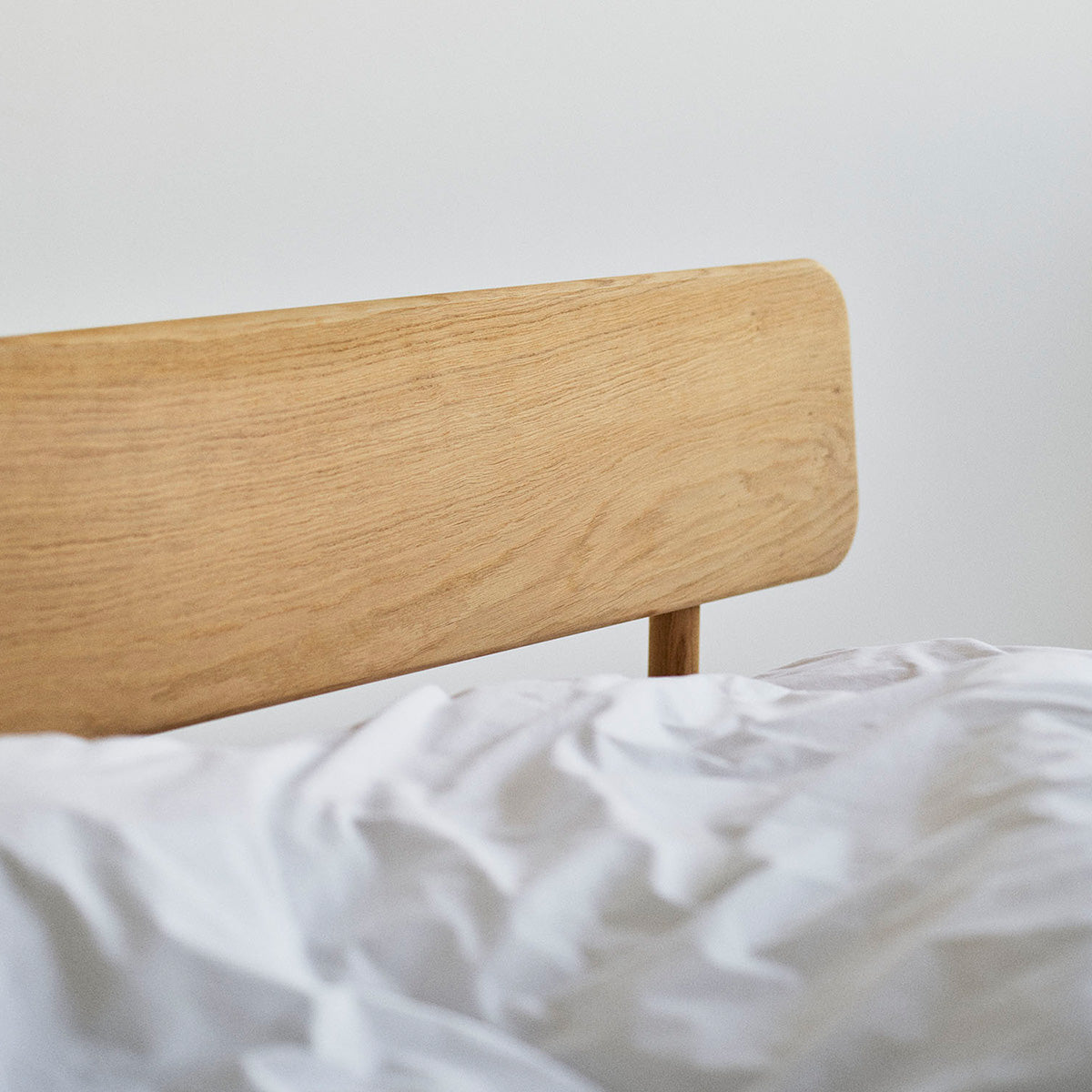Alken bedframe van massief eikenhout met Scandinavisch design, met de hand gemaakt van duurzaam geproduceerd hout.